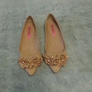 BETSEY JOHNSON TAN LEATHER BULLET FLATS 7.5M